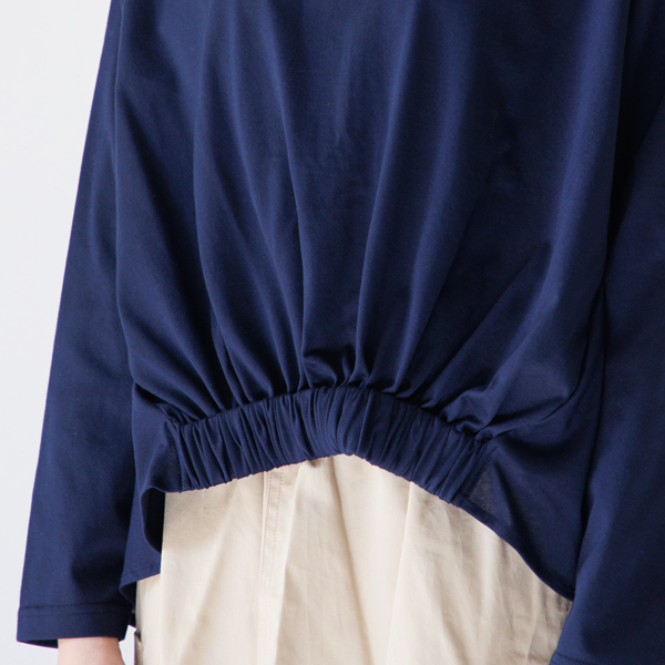 フロント裾に平ゴムが入っています(身長160cm・NAVY)