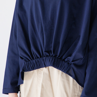 フロント裾に平ゴムが入っています(身長160cm・NAVY) フロント裾に平ゴムが入っています(身長160cm・NAVY)
