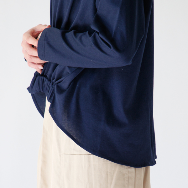 後身頃に向かって描くなめらかなライン(身長160cm・NAVY)