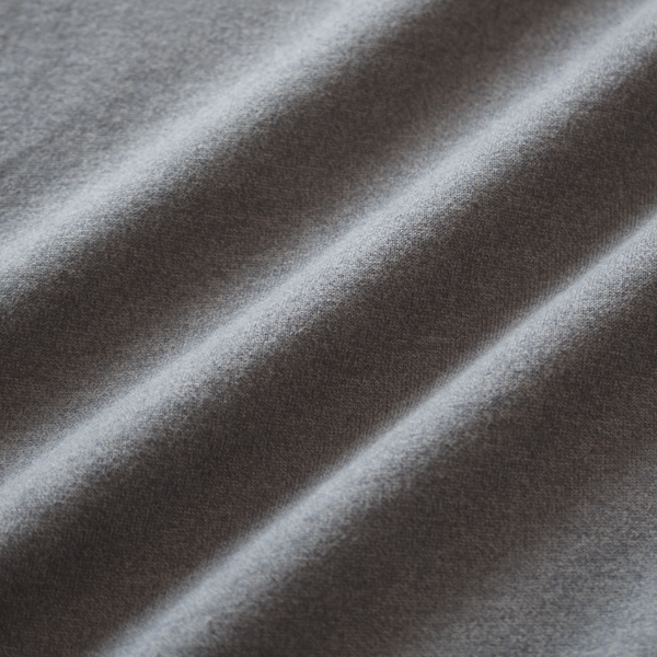 さらりとした肌触りのしなやかな生地は肌離れがよく、汗ばむ季節でもドライな着心地が続きます さらりとした肌触りのしなやかな生地は肌離れがよく、汗ばむ季節でもドライな着心地が続きます