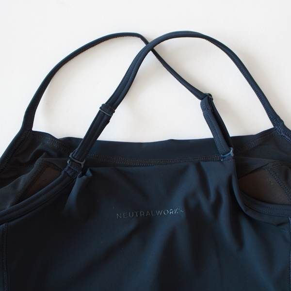 ストラップはつけ外してクロスさせることもできます(DN)