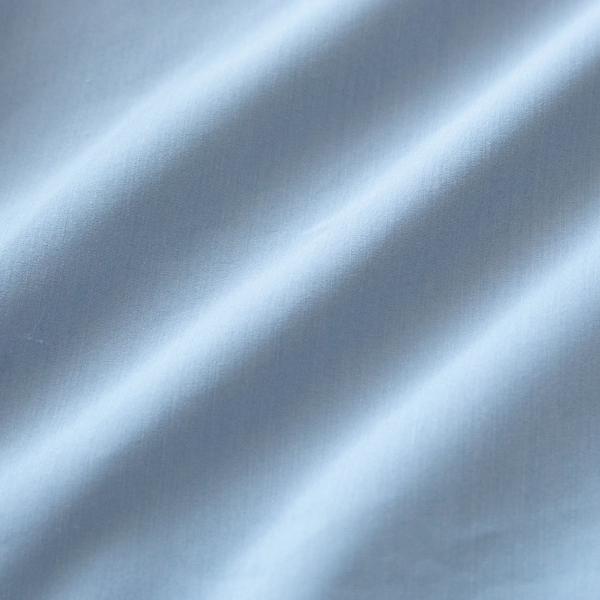 ハリと滑らかさのある生地です(FB)