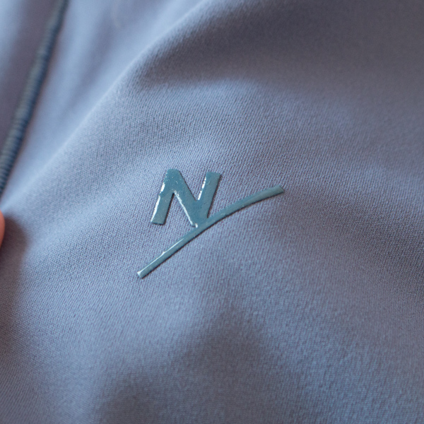 右脇にあしらわれたさりげないブランドロゴもアクセント(NB)