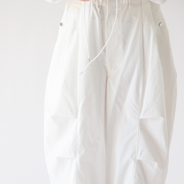 ウエストはゴム+紐でサイズ調整可能(WHITE) ウエストはゴム+紐でサイズ調整可能(WHITE)