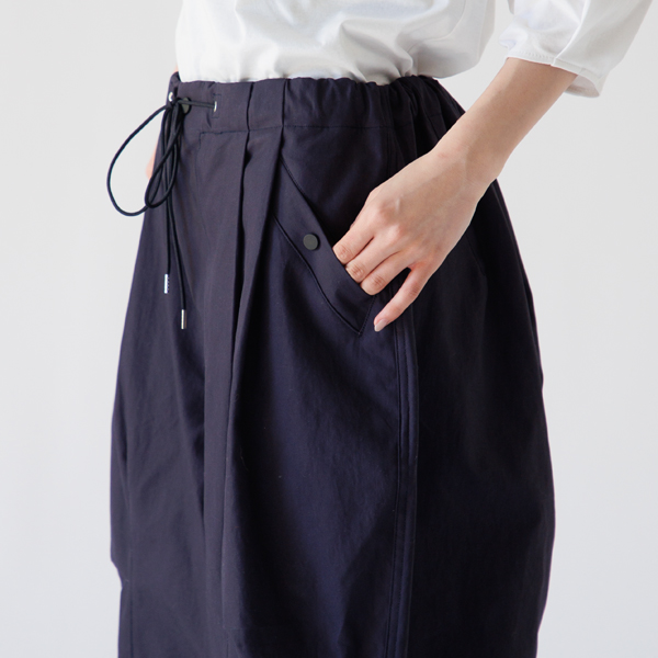 プリーツに重なるように配された箱ポケット(身長160cm・NAVY) プリーツに重なるように配された箱ポケット(身長160cm・NAVY)