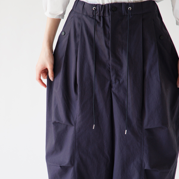 フロントセンターにダーツとプリーツが施されています(身長160cm・NAVY) フロントセンターにダーツとプリーツが施されています(身長160cm・NAVY)