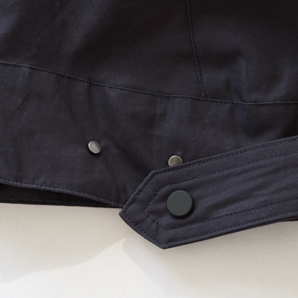 裾はアジャストタブでサイズ調整可能(NAVY) 裾はアジャストタブでサイズ調整可能(NAVY)