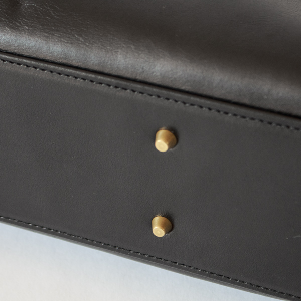 汚れや擦れ防止になる底鋲 汚れや擦れ防止になる底鋲