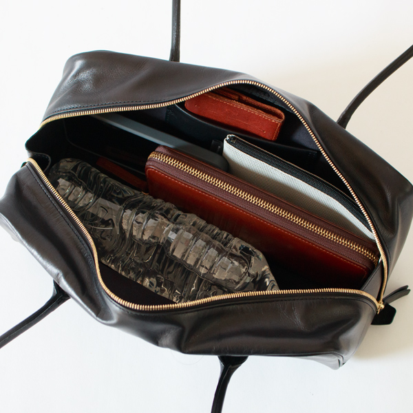 横長なので荷物の出し入れもしやすいです 横長なので荷物の出し入れもしやすいです