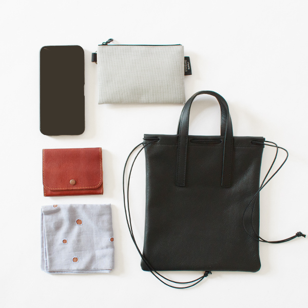 スマートフォンやお財布の他、ポーチも入る容量