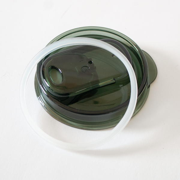 パッキン付きで倒してもこぼれにくい(Iceberg)