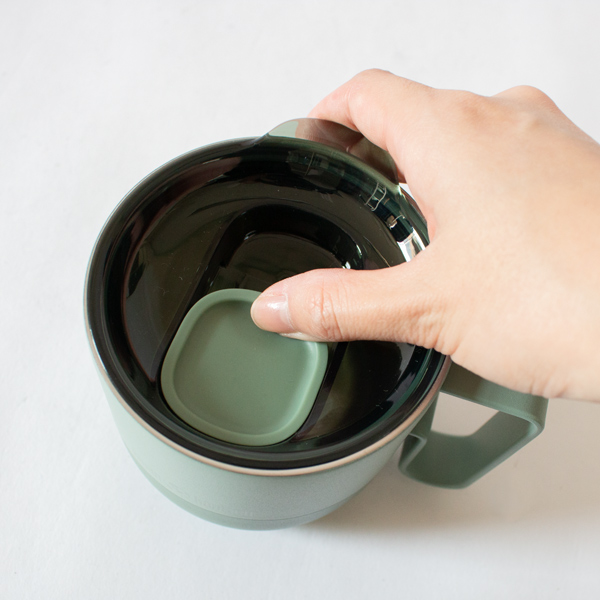 蓋をスライドさせて飲み口が現れます(Iceberg)