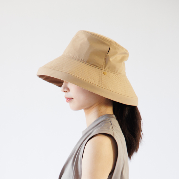 縁を最大に伸ばすとしっかり目元を隠します