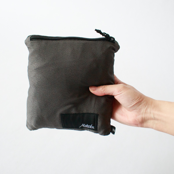 荷物にならない大きさ(チャコール)