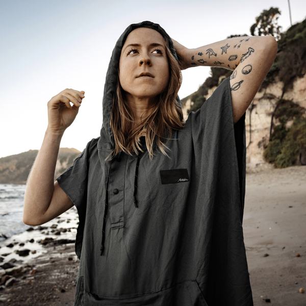 吸水速乾性で水辺のアクティビティにぴったり(チャコール)