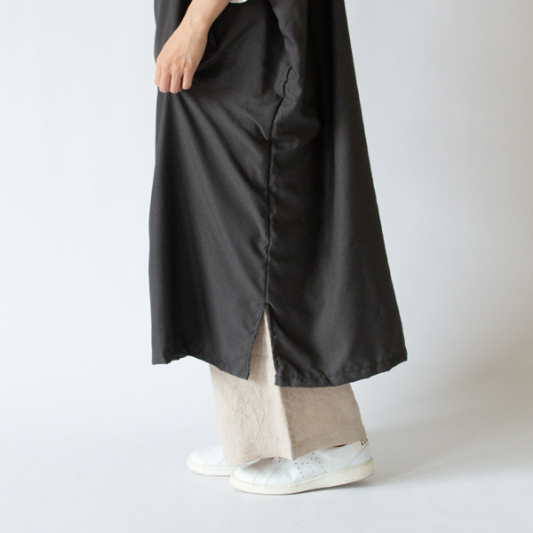 裾にはスリット(チャコール)