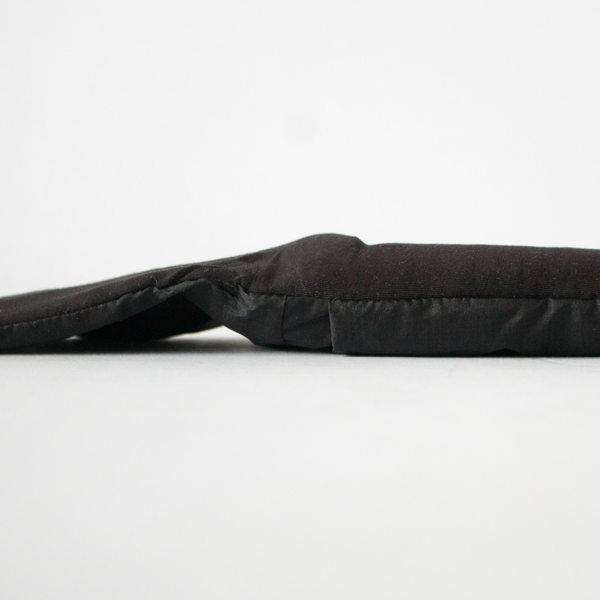 ふっくらとして柔らかく目元にフィットします