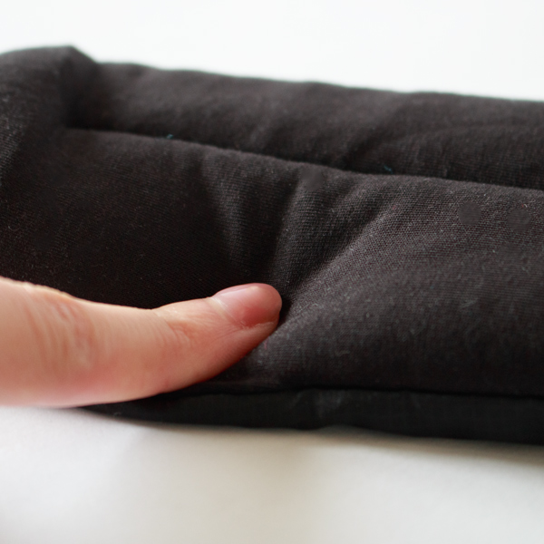 ふっくらとして柔らかく目元にフィットします