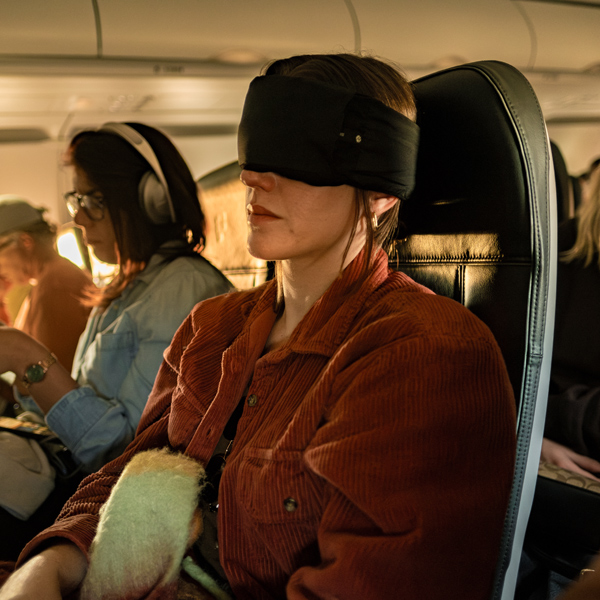 バス、飛行機、電車の移動時に