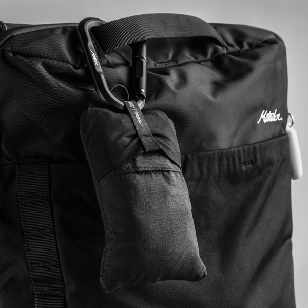 カラビナでバッグに取り付けることもできます