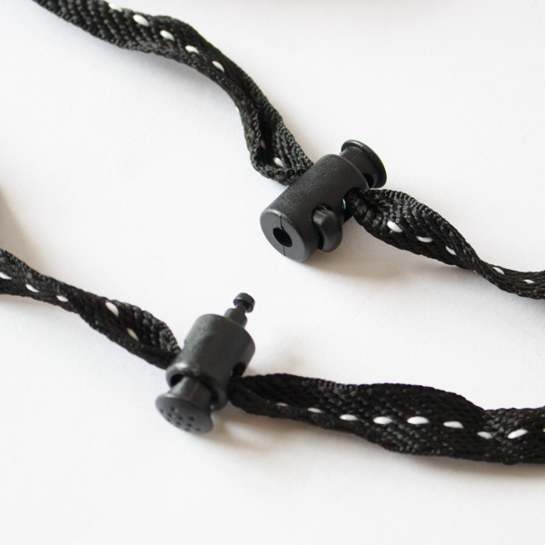 ドローストリングで自分に合わせて固定させられます