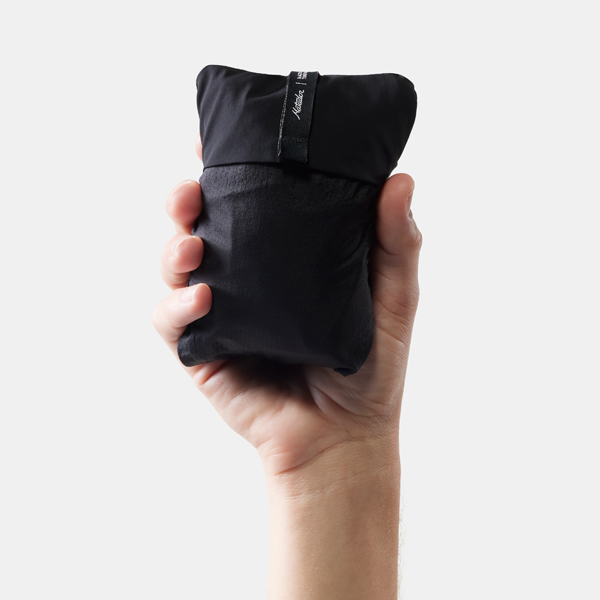 たたむと片手ほどのサイズ感に