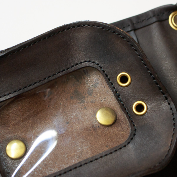 革を最大限使用するため、裏側に染料のシミや汚れが見られるものがございますことをご了承ください。