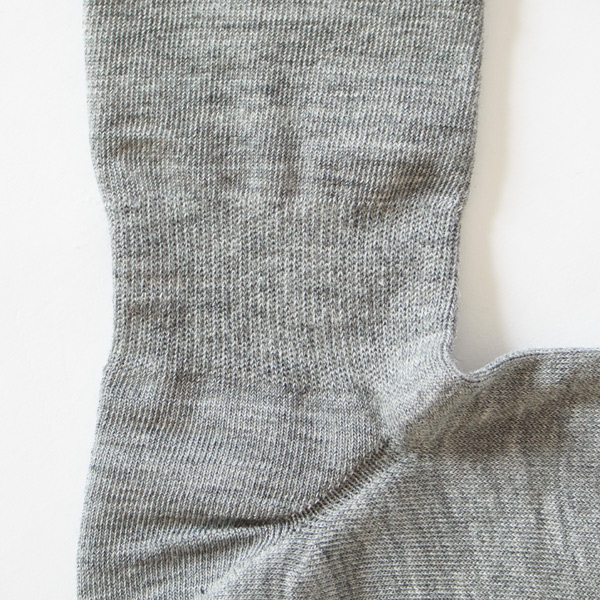 足首や甲にシワが寄らないので、靴を履いたときに窮屈感やゴワツキ感がありません。(グレー)