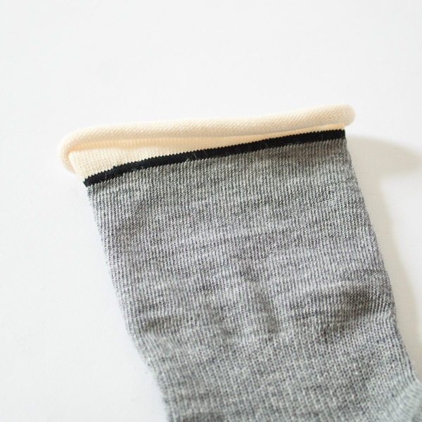 ゴムを使わないリラックス設計の履き口(グレー)