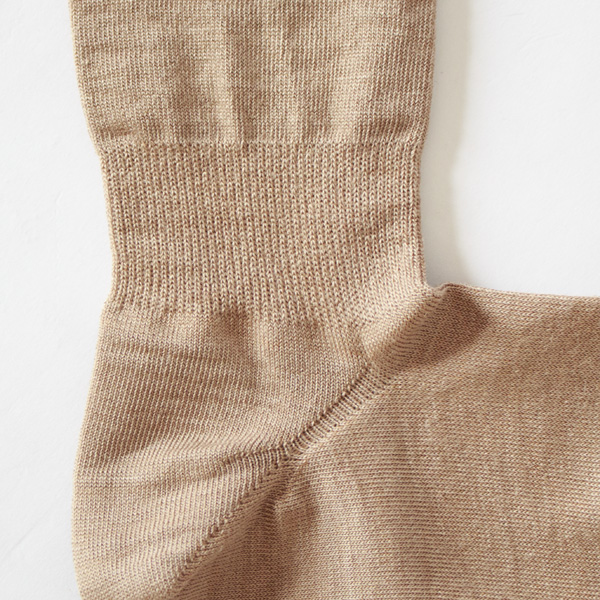 足首や甲にシワが寄らないので、靴を履いたときに窮屈感やゴワツキ感がありません。(ベージュ)