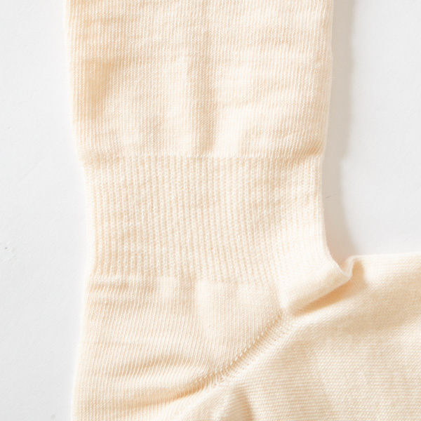 足首や甲にシワが寄らないので、靴を履いたときに窮屈感やゴワツキ感がありません。(オフホワイト)