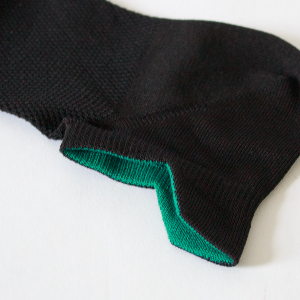 履き口は色が切り替わっています。(ブラック)