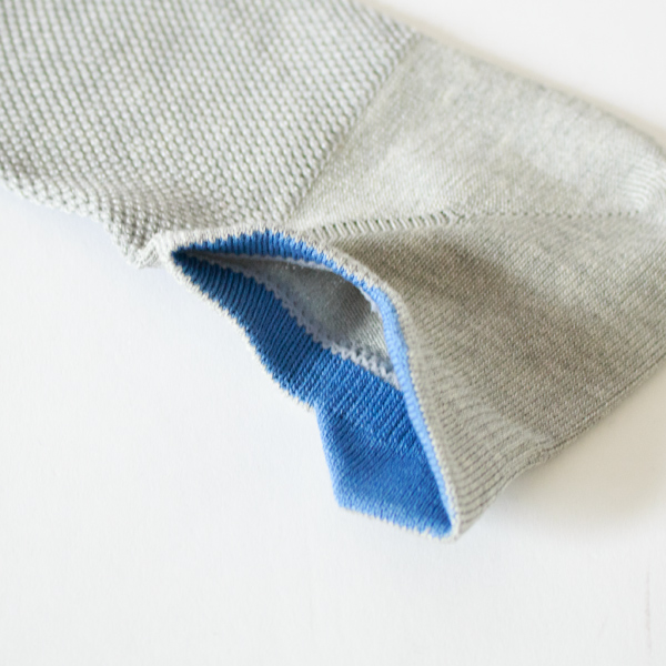 履き口は色が切り替わっています。(L.グレー)