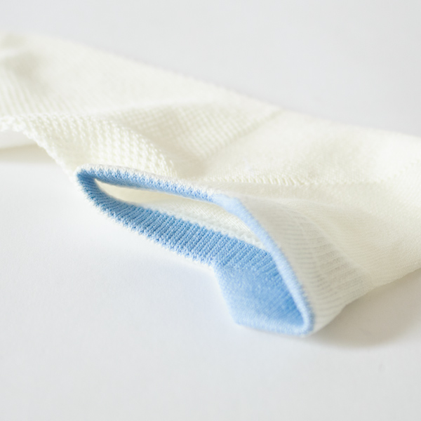 履き口は色が切り替わって(オフホワイト)