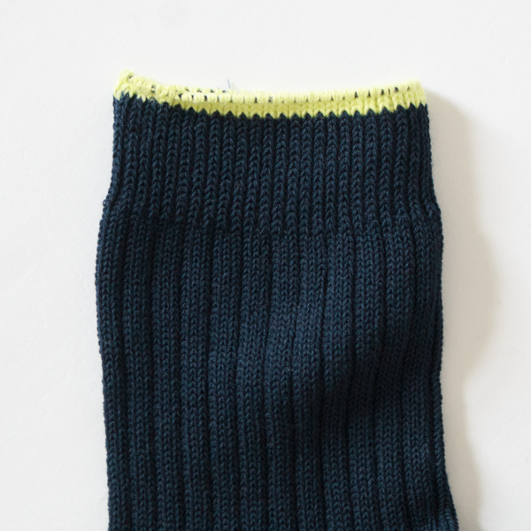 履き口とつま先は色が切り替わっています。(ネイビー)