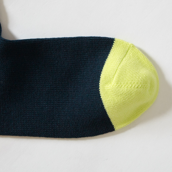 履き口とつま先は色が切り替わっています。(ネイビー)