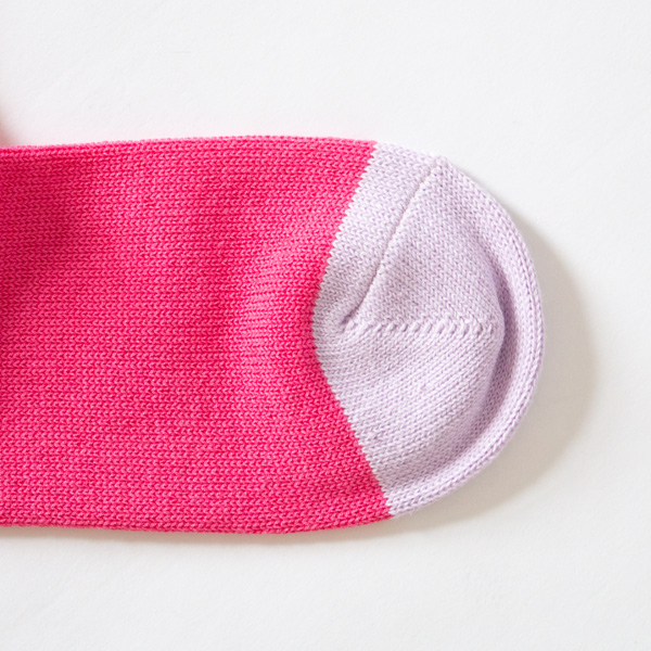 履き口とつま先は色が切り替わっています。(ローズピンク)