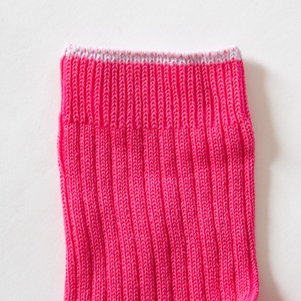 履き口とつま先は色が切り替わっています。(ローズピンク)