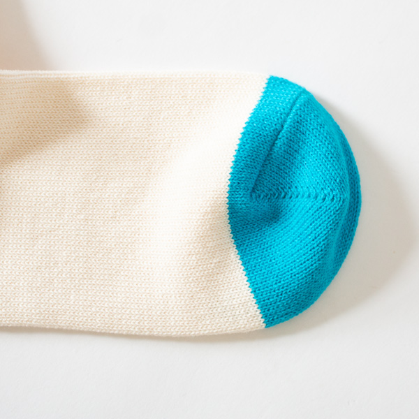 履き口とつま先は色を切り替えています。(オフホワイト)