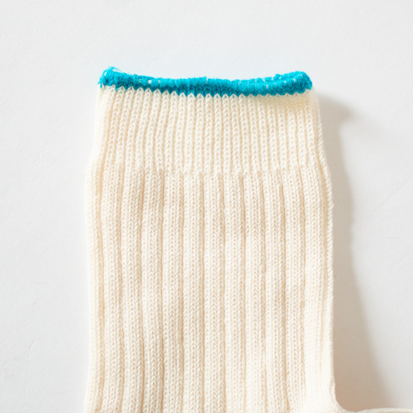 履き口とつま先は色を切り替えています。(オフホワイト)