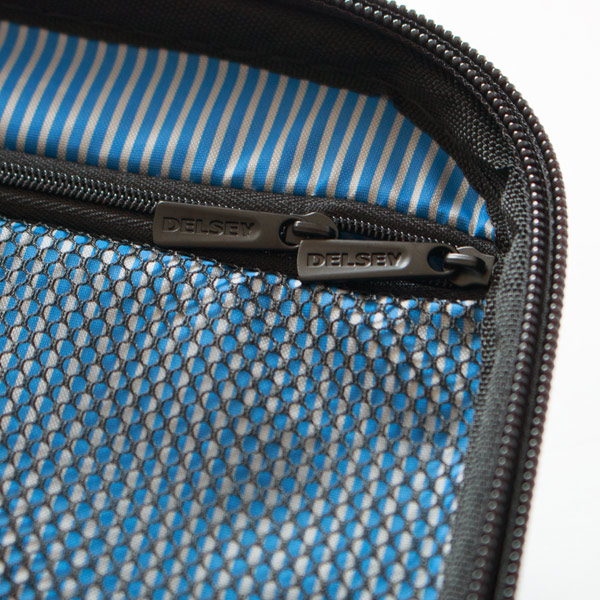 メッシュポケットも便利です