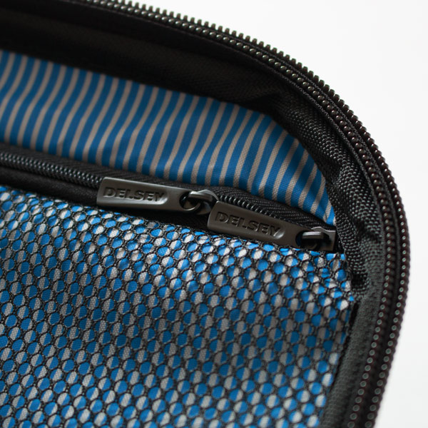 メッシュポケットがついています