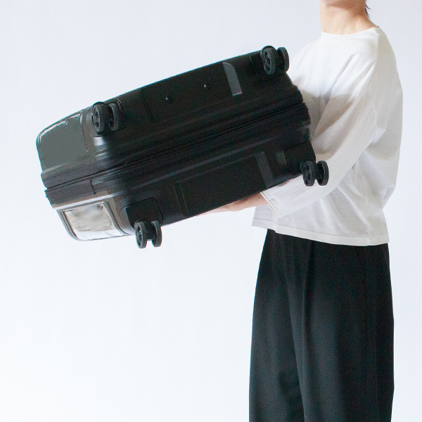 サイドハンドルで荷物入れに収納しやすい