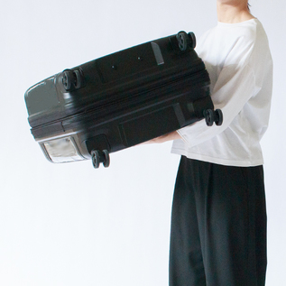 サイドハンドルで荷物入れに収納しやすい
