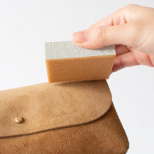 汚れが気になる部分にはムースグミを軽くこすり 当て、消しゴムのように汚れを取り除きます。(スエード用) 汚れが気になる部分にはムースグミを軽くこすり 当て、消しゴムのように汚れを取り除きます。(スエード用)