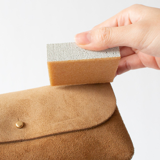 汚れが気になる部分にはムースグミを軽くこすり 当て、消しゴムのように汚れを取り除きます。(スエード用) 汚れが気になる部分にはムースグミを軽くこすり 当て、消しゴムのように汚れを取り除きます。(スエード用)