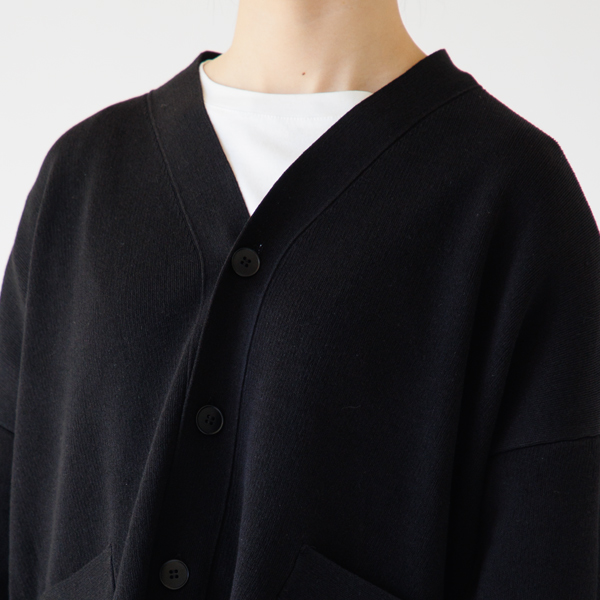 すっきりとしたVネック(身長163cm・ブラック)