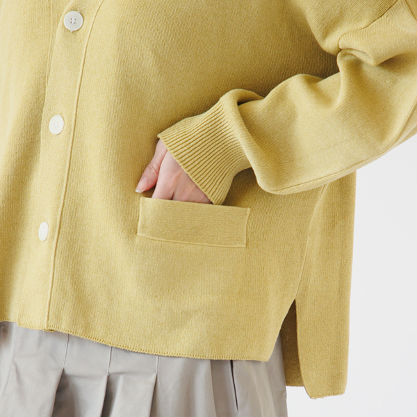 前身頃にポケットがあります(身長163cm・イエロー)