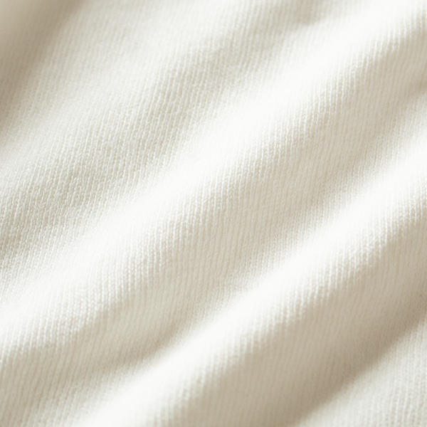 和紙20%、綿80%の交撚糸をスムース編みで仕上げたニット(ホワイト)
