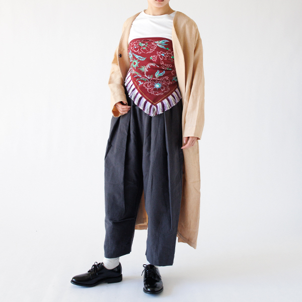 胸元に巻くだけでトップスの印象を変えられます